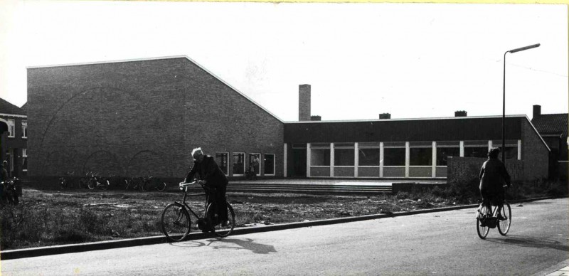 Spechtstraat 32 Nieuwbouw Baptistenkerk het Trefpunt, net opgeleverd 29-9-1964.jpg