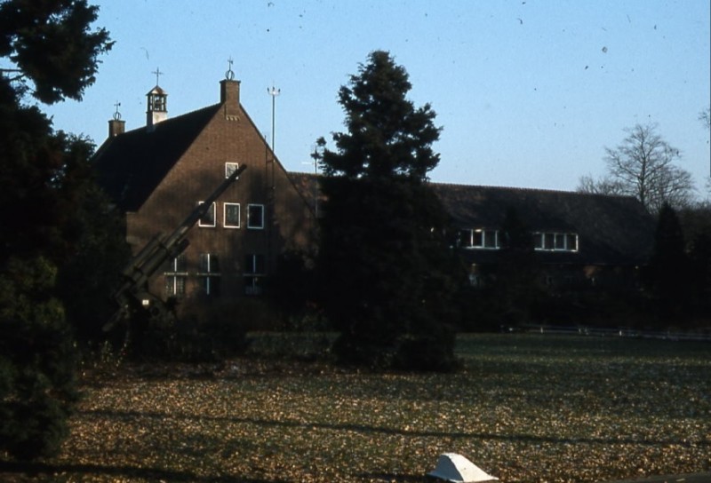 Vliegveld Twente Zuidkamp, de Rooms-katholieke kapel en de manschappeneetzaal (gebouw Z-17).jpg