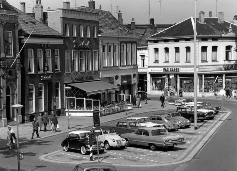 Markt 8 hoek Marktstraat Van Haren (vroeger villa Cromhoff). Gouden Pollepel.jpg