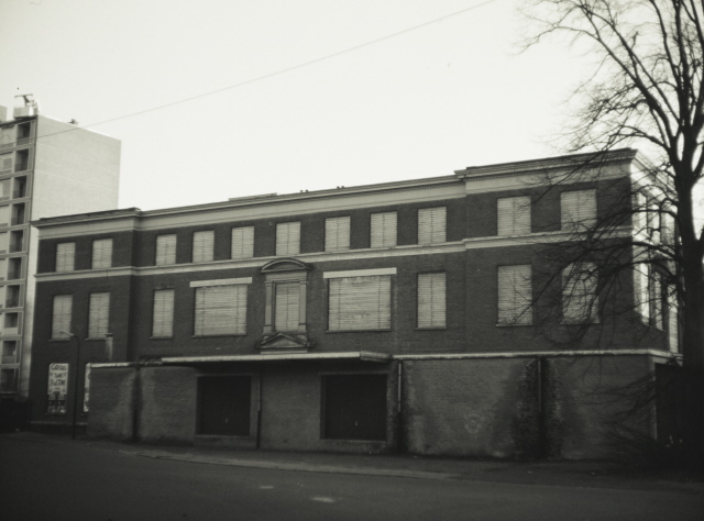 Veenstraat 72 Het voormalige ziekenhuis Ziekenzorg, ten tijde van de foto pakhuis Koelink. 20-10-1971.jpeg