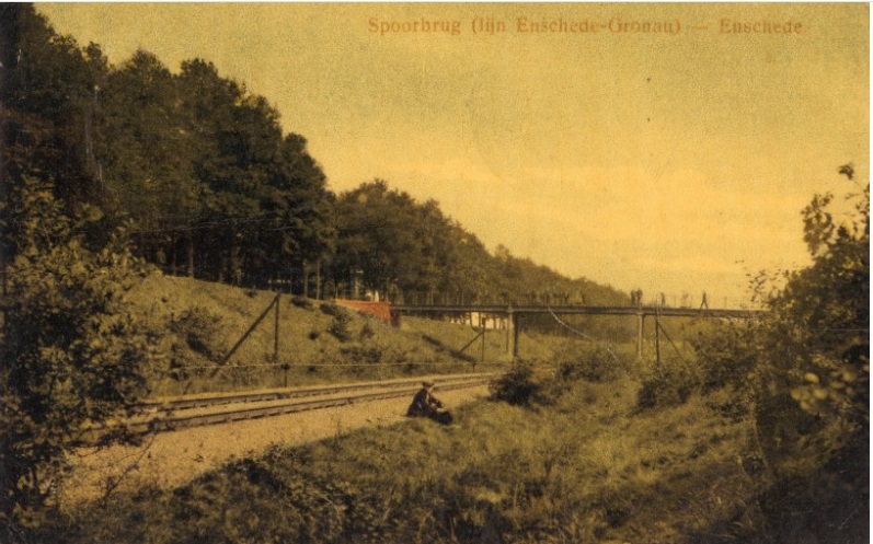 Oosterbrug Oosterstraat 280 Zicht op spoorbrug en spoorlijn Gronau ook wel tweede spoorbrug of Esmarkerbrug 1915.jpg