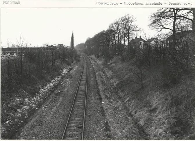 Oosterbrug Spoorbaan Enschede-Gronau tussen de Oosterstraat en Oostveenweg. Links meubelzaak Kwantum, rechts woningen Oosterstraat. 19-3-1980.jpg