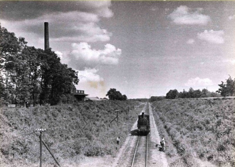 Oosterstraat 280 Uitzicht vanaf de spoorbrug in de Noord Esmarkerrondweg over de spoorlijn Enschede - Gronau, met locomotief en links de steenfabriek van Hulshof. juli 1943.jpg