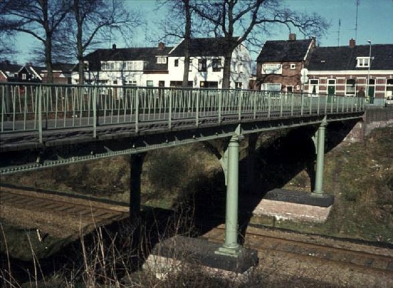 Oosterbrug Oostveenweg eerste spoorbrug kijkend op Oosterstraat cafe De Kolk.jpg