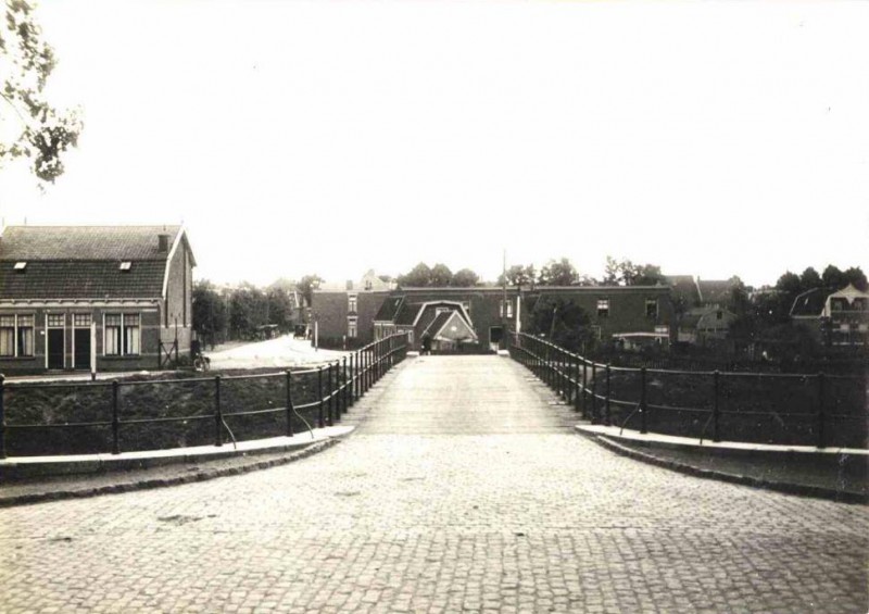 Oosterbrug Oostveenweg Eerste spoorbrug 1915.jpg