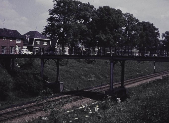 Oosterbrug Oostburgweg Brug over spoorlijn bij Oostveenweg. 30-6-1969.jpg