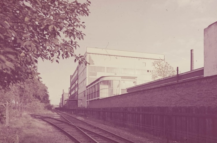 Oosterstraat Spoorlijn richting Glanerbrug met links de aftakking naar de textielfabriek van Blijdenstein Willink. jaren 70.jpg