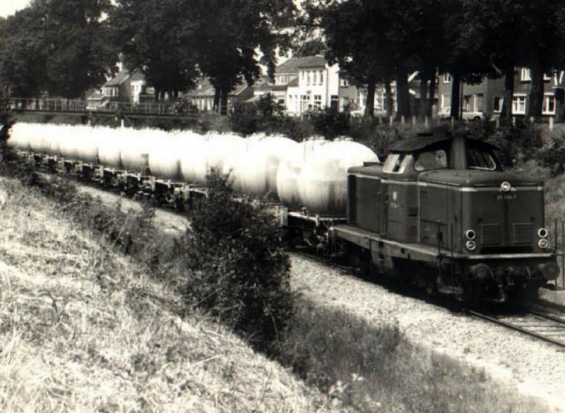 Oosterstraat 137 bij spoorbrug Oostveenweg cementtrein uit Duitsland.jpg