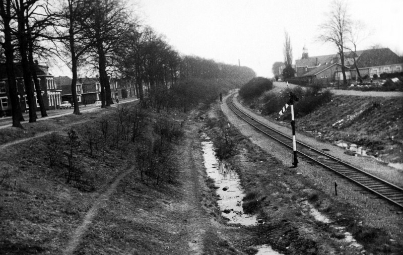 Oosterstraat 145 met spoorlijn 1963.jpg