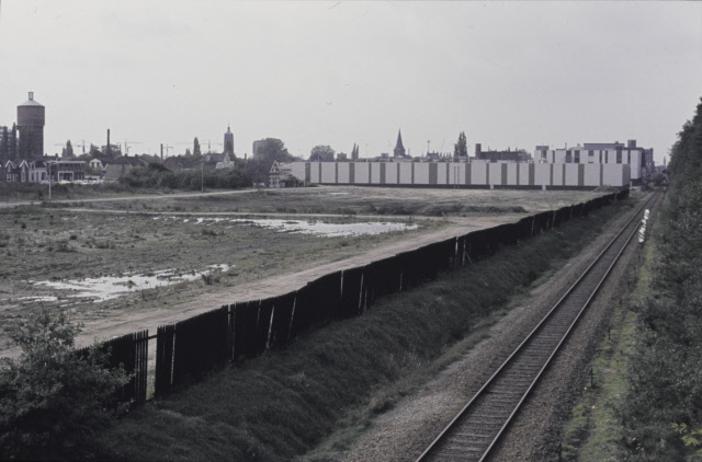 Oosterstraat Braakliggend terrein langs spoorlijn Enschede- Gronau in westelijke richting. Terrein van voormalige fabrieken Van Heek & Co, Transvaal en Kremersmaten. Links de watertoren aan Hoog en Droog..jpeg