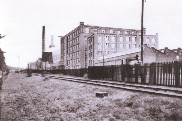 Lage Bothofstraat 13 Textielfabriek Van Heek & Co. met spoorlijn Gronau.jpeg