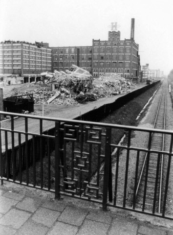 Hoge Bothofstraat Rechts spoorlijn Enschede-Gronau. Links worden fabriekscomplexen Transvaal en Kremersmaten van firma Van Heek & Co gesloopt. Gezien vanaf Edo Bergsmabrug jaren 70.jpeg