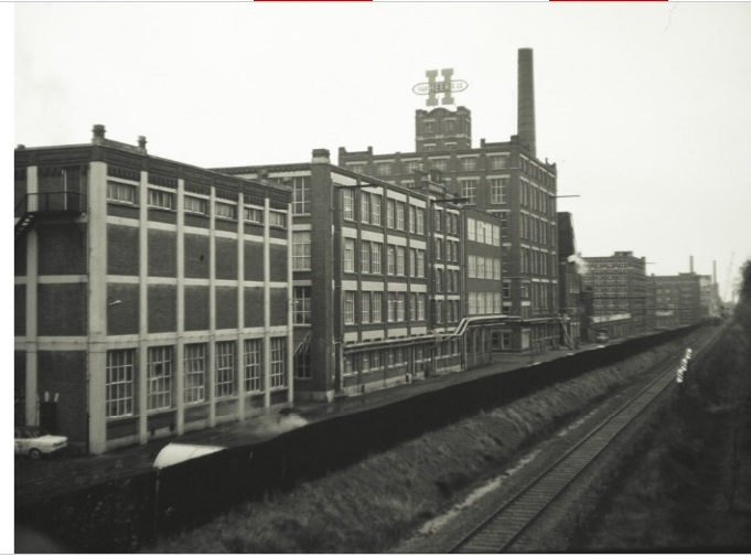 Lage Bothofstraat 13 Gebouwen van textielfabriek van Van Heek en Co,  spoorlijn Gronau gezien vanaf Edo Bergsmabrug. 4-11-1971.jpg