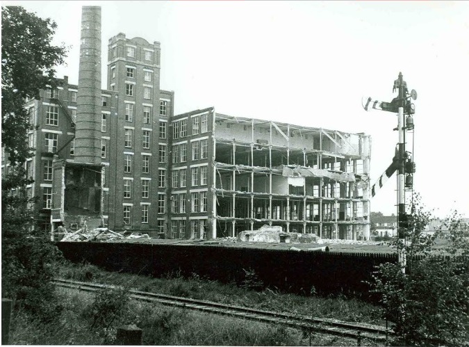 Lage Bothofstraat 13 vanaf Oosterstraat spoorlijn Gronau Afbraak voormalige textielfabriek Van Heek & Co. N.V aug. 1977.jpg