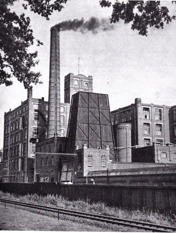 Lage Bothofstraat 13 van Heek & Co gezien vanaf Oosterstraat spoorlijn naar Gronau 1940.jpg