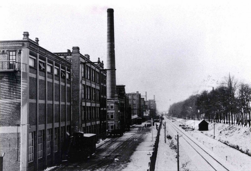 Lage Bothofstraat 13 vanaf Oosterstraat spoorlijn Enschede-Gronau fabriekscomplexen van Heek en ter Kuile 1928.jpg