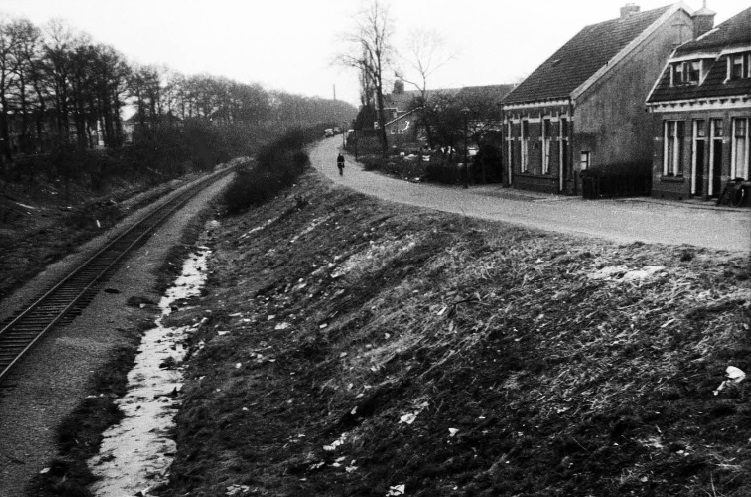 Oostburgweg 30. Richting het oosten.Met het spoor naar Gronau. 12-4-1963.jpg