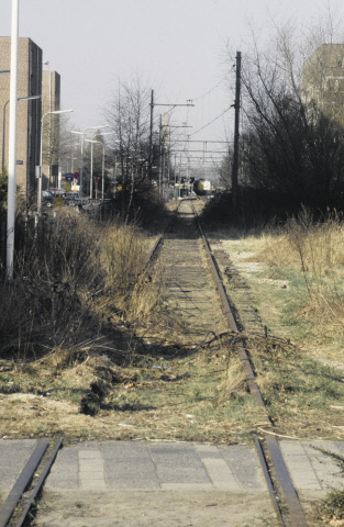Parallelweg Spoorlijn Enschede-Gronau in westelijke richting in de verte N.S. station 1996.jpeg