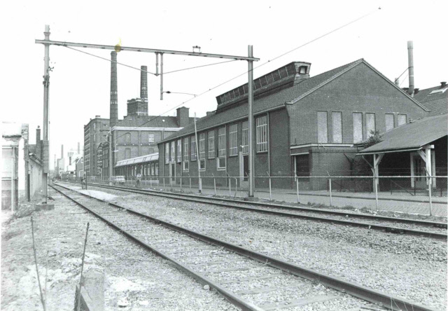 Parallelweg Textielfabriek van Heek & Co en de spoorlijn richting Gronau 1976.jpeg