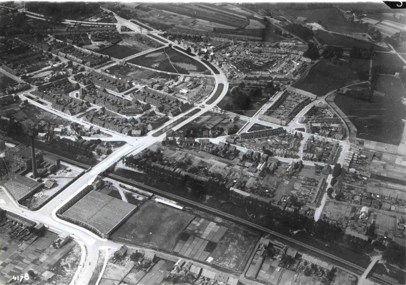 Edo Bergsmabrug 1925 Luchtfoto van de Laares, Laaressingel, 't Ribbelt, spoorlijn Enschede-Gronau en de Edo Bergsmabrug met links textielfabriek Van Heek & Co..jpg