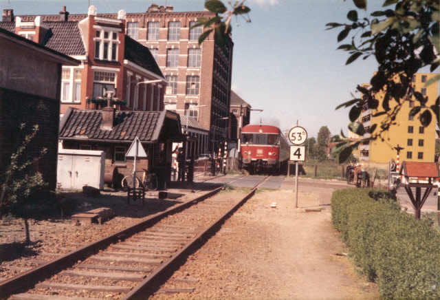 Oldenzaalsestraat spoorlijn Enschede - Gronau  trein D.B. 624 625-0 naar Gronau 17-6-1981.jpeg