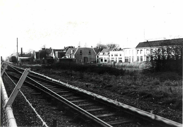 Molenstraat Spoorlijn Gronau richting station met helemaal rechts machinefabriek Sanders 1971.jpeg