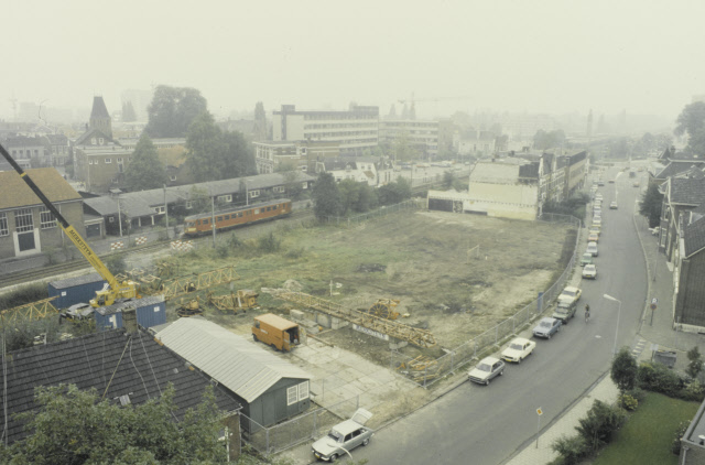 Molenstraat Werkzaamheden t.b.v. de bouw van gebouw De Noordmolen voor de Bouwdienst. Op de achtergrond de spoorlijn Enschede-Gronau jaren 70.jpeg