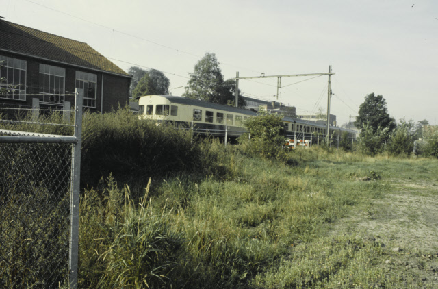 Molenstraat De trein naar Duitsland op de spoorlijn Enschede-Gronau jaren 70.jpeg
