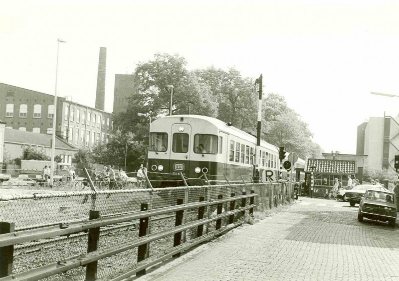 Parallelweg mei 1981 Spoorwegovergang Oldenzaalsestraat spoorlijn Gronau met treinstel van de Deutsche Bundesbahn (DB).jpg