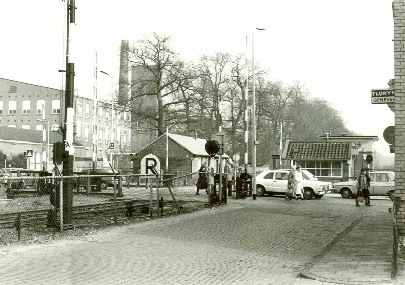 Parallelweg Spoorwegovergang spoorlijn Gronau met Oldenzaalsestraat feb. 1980.jpg