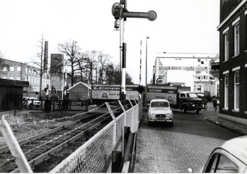 Parallelweg Hoek Oldenzaalsestraat met spoorwegovergang spoorlijn Gronau mei 1971.jpg