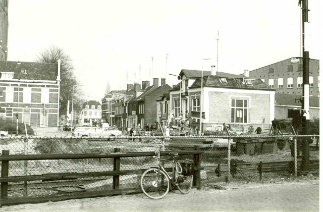 Parallelweg Kruising met Oldenzaalsestraat, met spoorlijn Gronau feb. 1980.jpeg