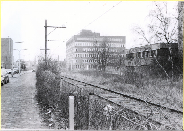 Parallelweg Richting station met rechts spoorlijn Gronau en de Noordmolen 1991.jpeg