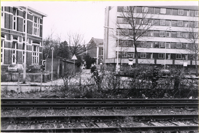 Parallelweg T.h.v. Kloosterstraat, rechts Sociale Dienst, voorgrond spoorlijn Gronau nov. 1978.jpeg