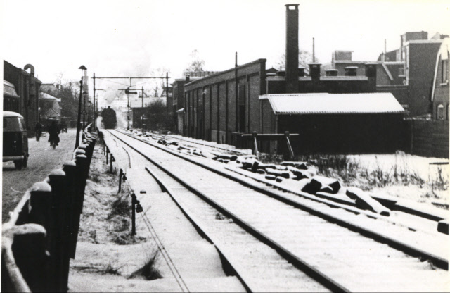 Parallelweg Spoorlijn Gronau richting centrum met rechts bananendrogerij Scholten 1962.jpeg