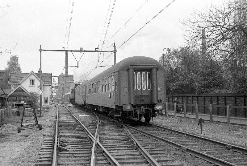 Parallelweg richting Kloosterstraat spoorwegovergang.wachthuisje spoorlijn Gronau.jpg