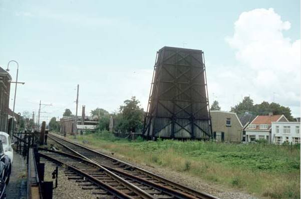 Parallelweg met zicht op de Molenstraat koeltoren van Heek en Co spoorlijn Gronau.jpg