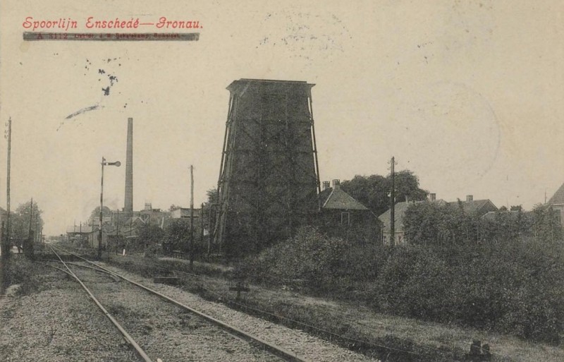Parallelweg spoorlijn Enschede-Gronau met watertoren 1903.jpg