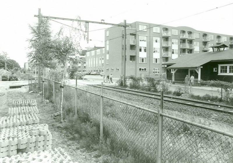 Parallelweg spoorlijn Gronau ter hoogte van de Wenninkgaarde. ingang Jacobusschool 1986.jpg