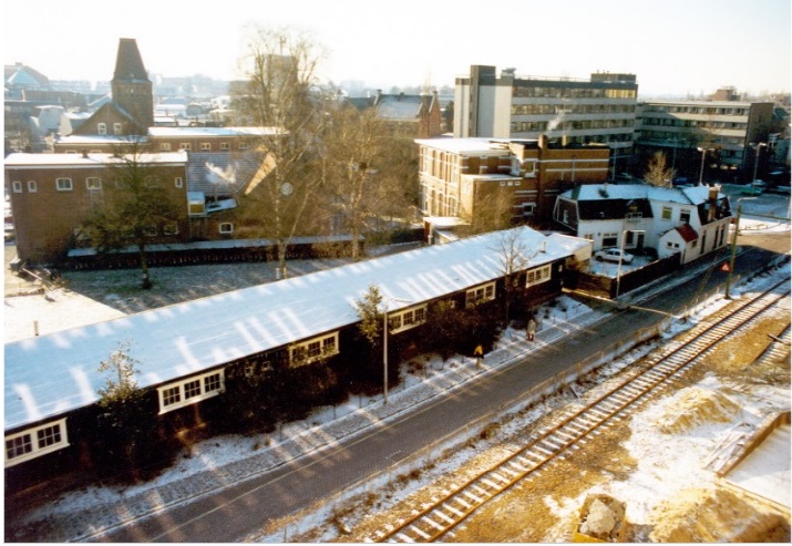 Parallelweg Met de Kloosterstraat en de Korte Hengelosestraat met op de voorgrond het spoorlijn Gronau.jpg