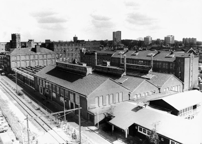 Parallelweg spoorlijn Gronau fabriek Van Heek & Co. aan de Noorderhagen Op de voorgrond schoolplein van Ariënscollege..jpg