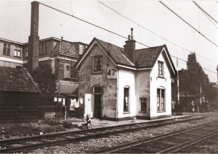 Parallelweg richting Kloosterstraat Seinhuisje spoorwegovergang spoorlijn Gronau met achterkant voormalig hotel Zwijnenberg. 1939.jpg