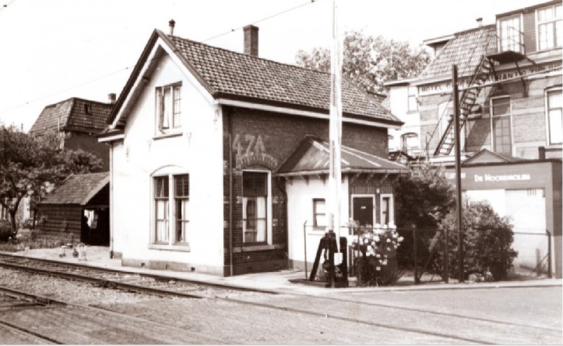Parallelweg vanaf Kloosterstraat Seinhuisje spoorwegovergang spoorlijn Gronau met achterkant voormalig hotel Zwijnenberg aan de Molenstraat 1939.jpg