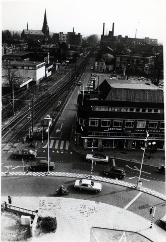 Parallelweg Vanaf Hengelosestraat met spoorlijn Gronau en rechts Leeftink 26-12-1975.jpeg
