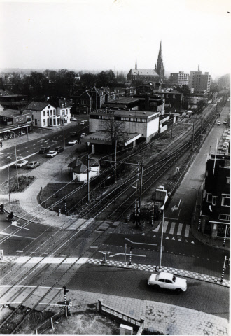 Parallelweg Vanaf Hengelosestraat met spoorlijn Gronau en links Molenstraat met spoorwegovergang. op de achtergrond de St. Jozefkerk 26-12-1975.jpeg
