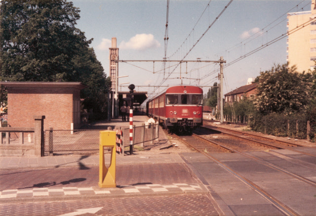 Hengelosestraat Spoorlijn Enschede - Gronau. Station Enschede, Trein D.B. 624 625-0 vertrekt van Station naar Gronau 17-6-1981.jpeg