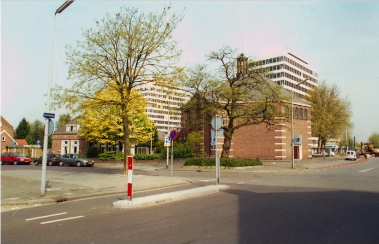 Brinkstraat 70 vanaf Perikweg met Renatakerk met daarachter Twentec torens.jpg