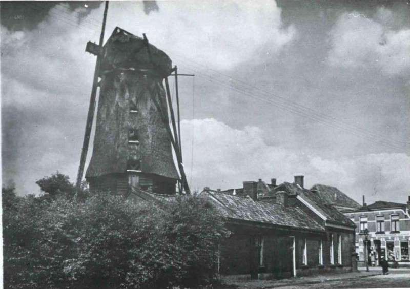 Spelbergsweg 77 hoek Brinkstraat 78-82 Heusinkveldmolen of Rietmolen. nu staat hier Renatakerk.jpg