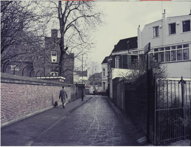Brinkgaarden n oostelijke richting gezien vanuit de Kloosterstraat. Links de muur om de tuin van het Larinksticht. 27-3-1970.jpg
