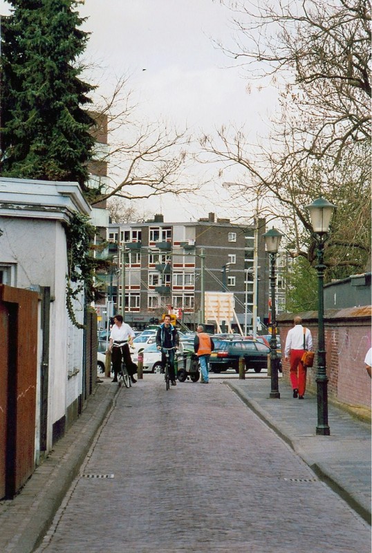 Brinkgaarden Doorkijkje Kloosterstraat, over het Molenplein naar de flatwoningen nabij kruising Deurningerstraat Hengelosestraat 15-5-2006.jpg